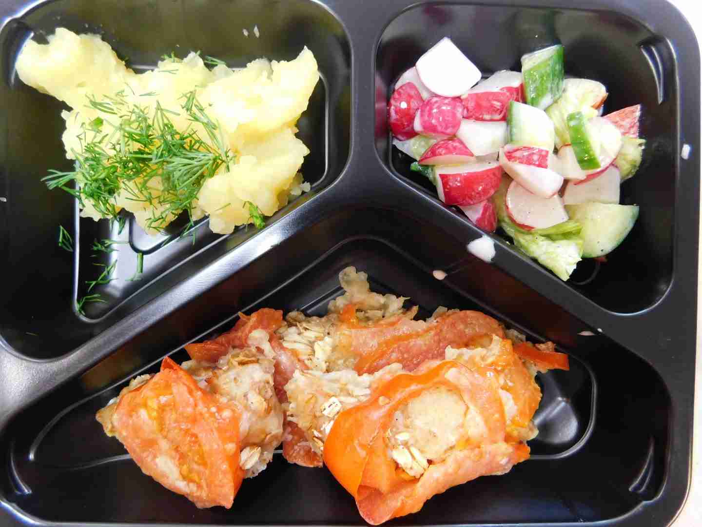 Ryba pieczona beztłuszczowo z sałatką warzywną i z ziemniakami